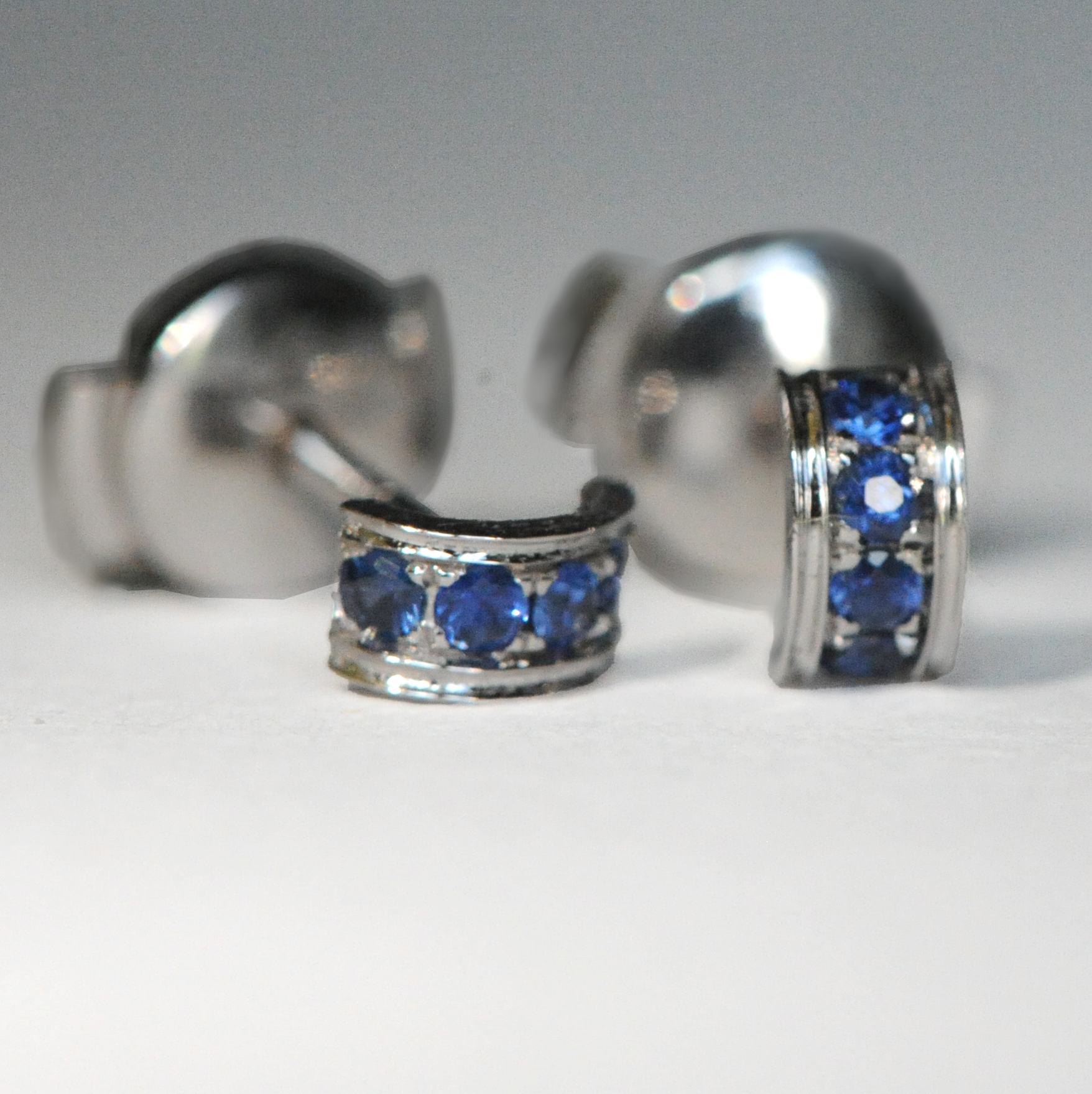 Boucles “Gramme”, Or Blanc, Saphirs Bleus