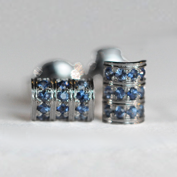Boucles “3 Grammes”, Or Blanc, Saphir Bleu