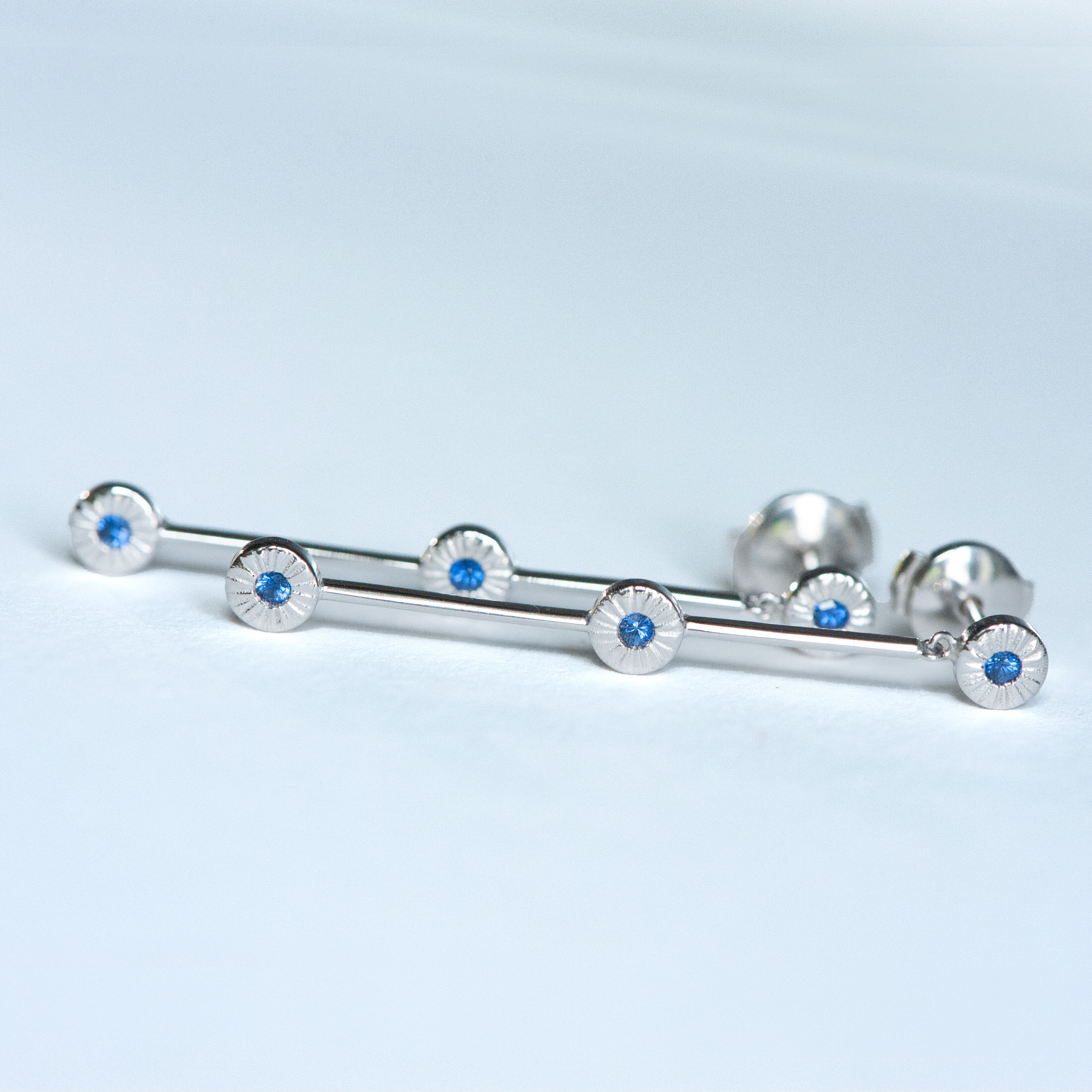 Boucles Majorette “Diatomée”, Or Blanc, Saphir Bleu