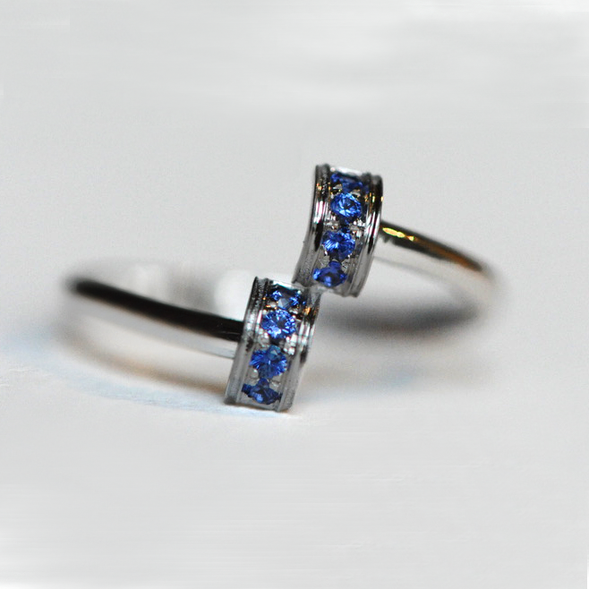 Bague “Gramme”, Or Blanc, Saphir Bleu