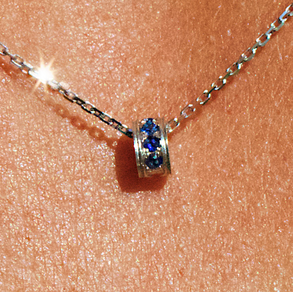 Collier “Gramme”, Or Blanc, Saphir Bleu