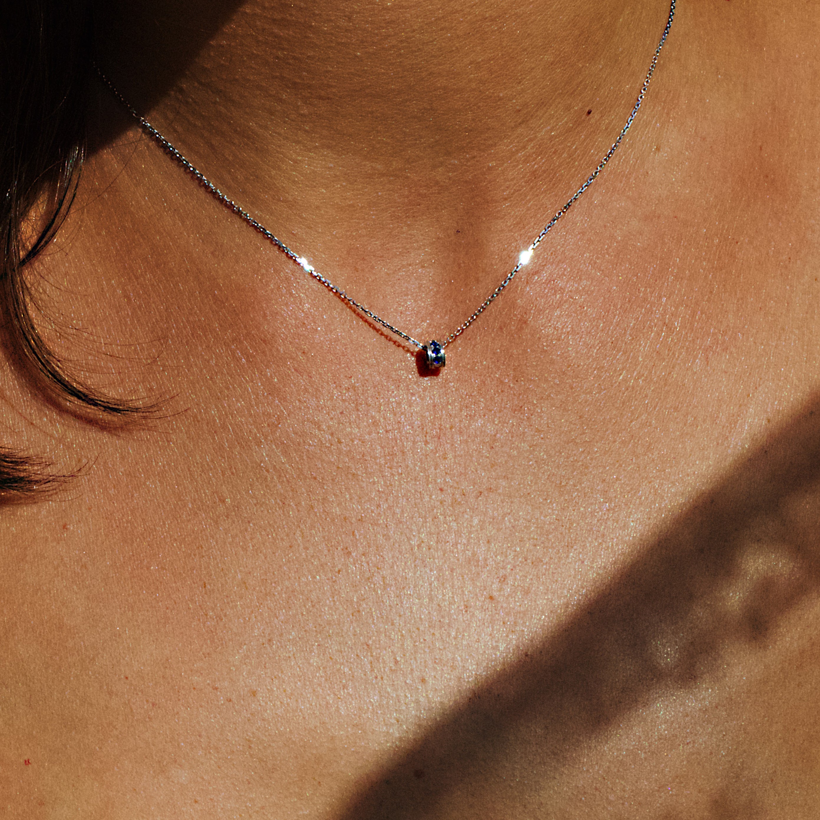 Collier “Gramme”, Or Blanc, Saphir Bleu