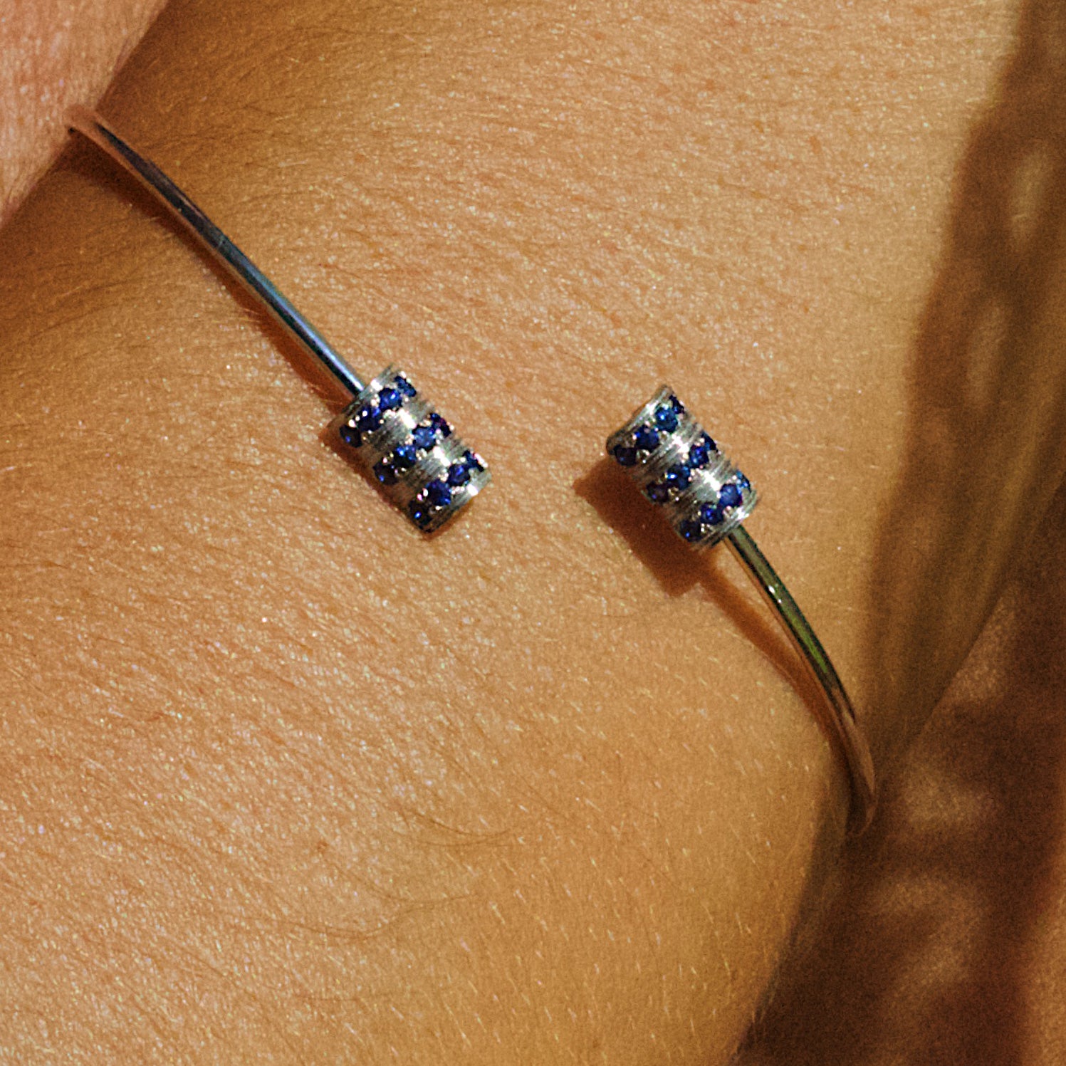 Bracelet jonc “Gramme”, Or Blanc, Saphirs Bleus