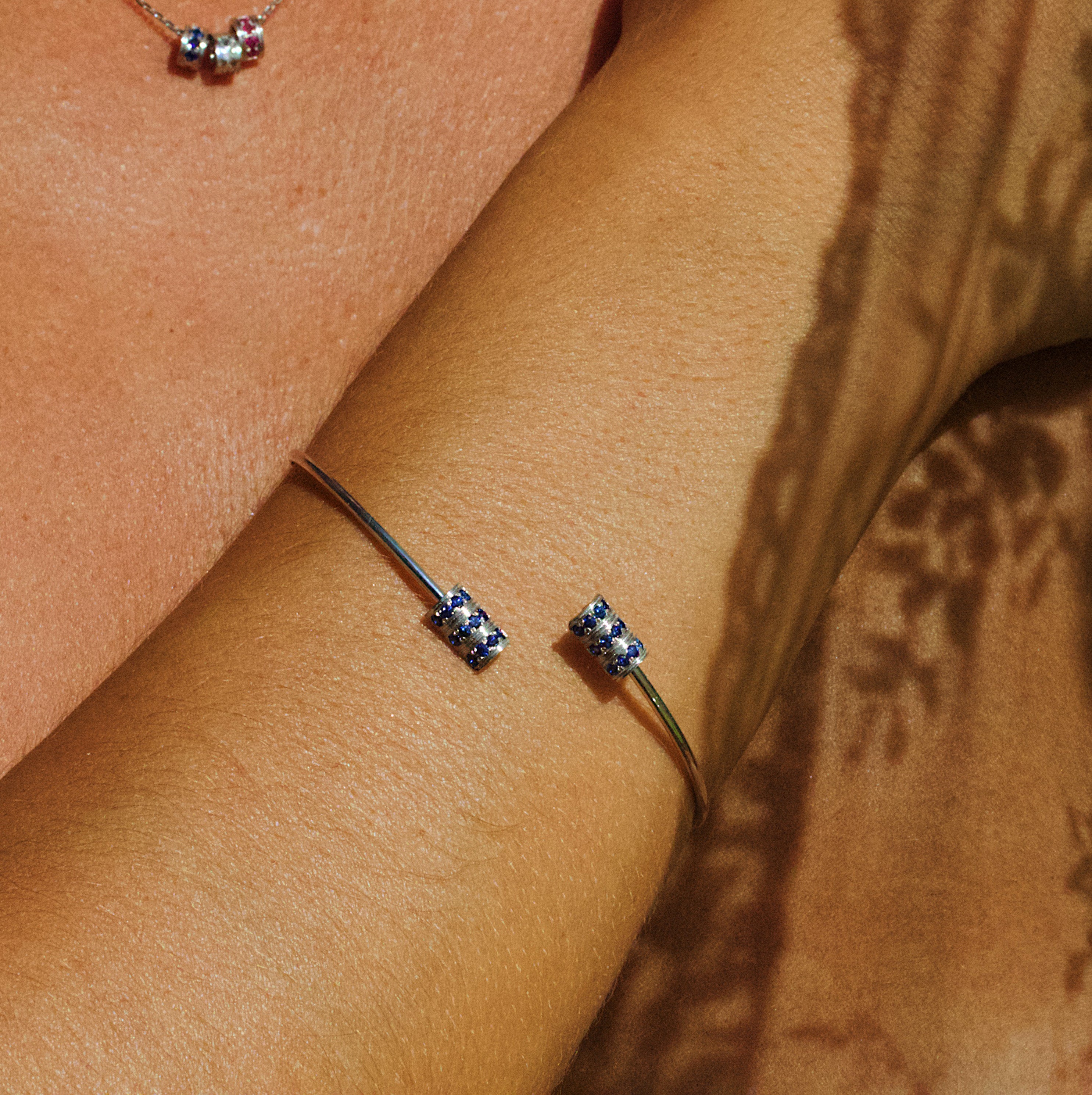 Bracelet jonc “Gramme”, Or Blanc, Saphirs Bleus