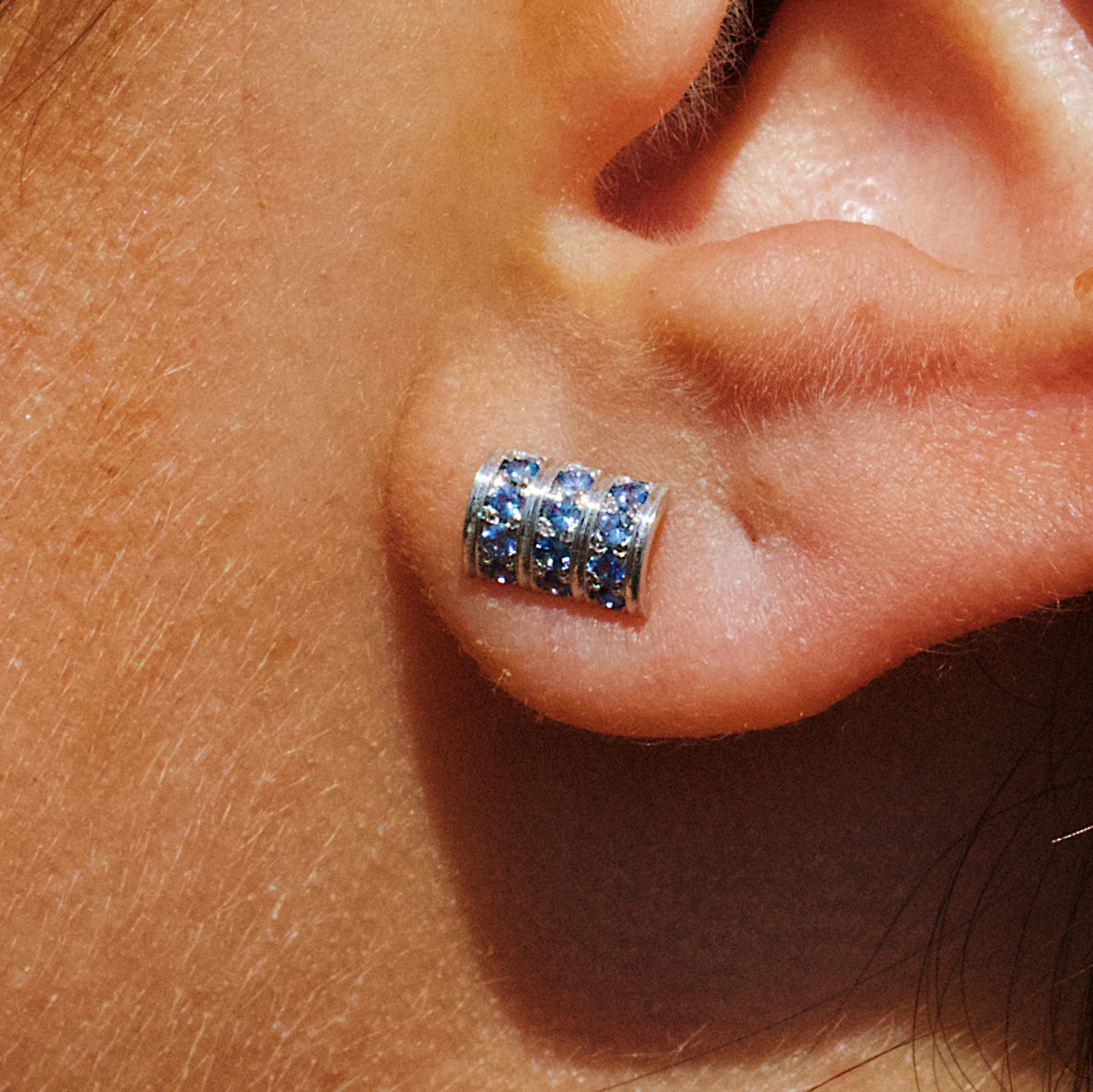 Boucles “3 Grammes”, Or Blanc, Saphir Bleu