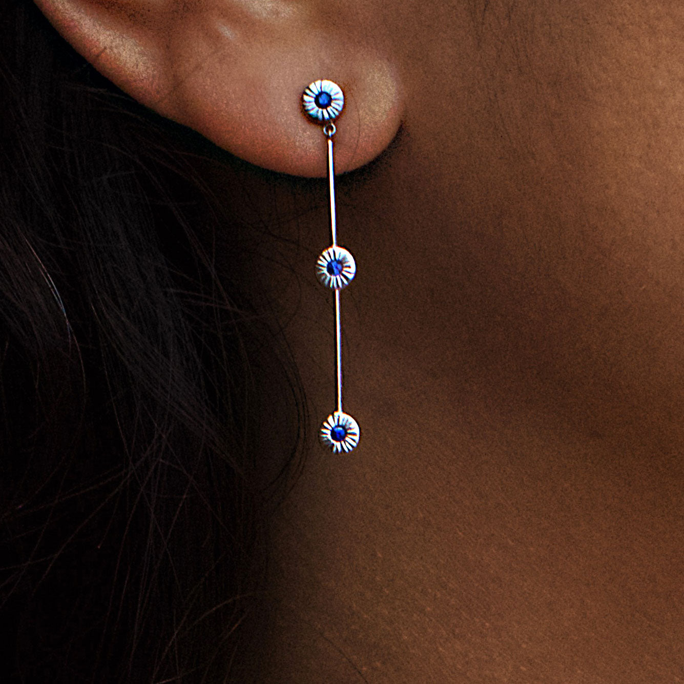Boucles Majorette “Diatomée”, Or Blanc, Saphir Bleu