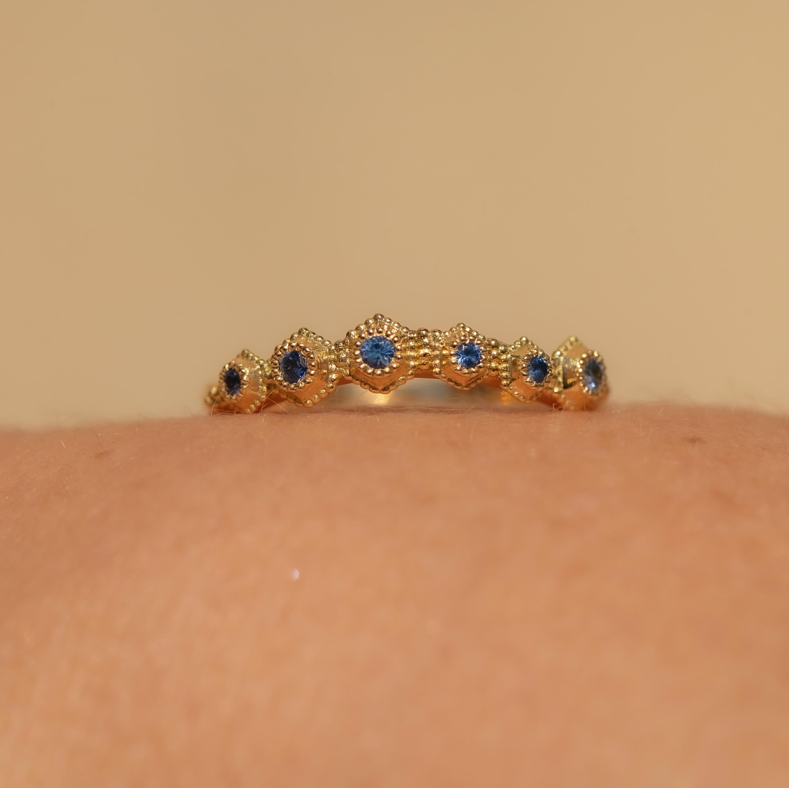 Bague Stellaire, Or, Saphirs bleus Intensité 1