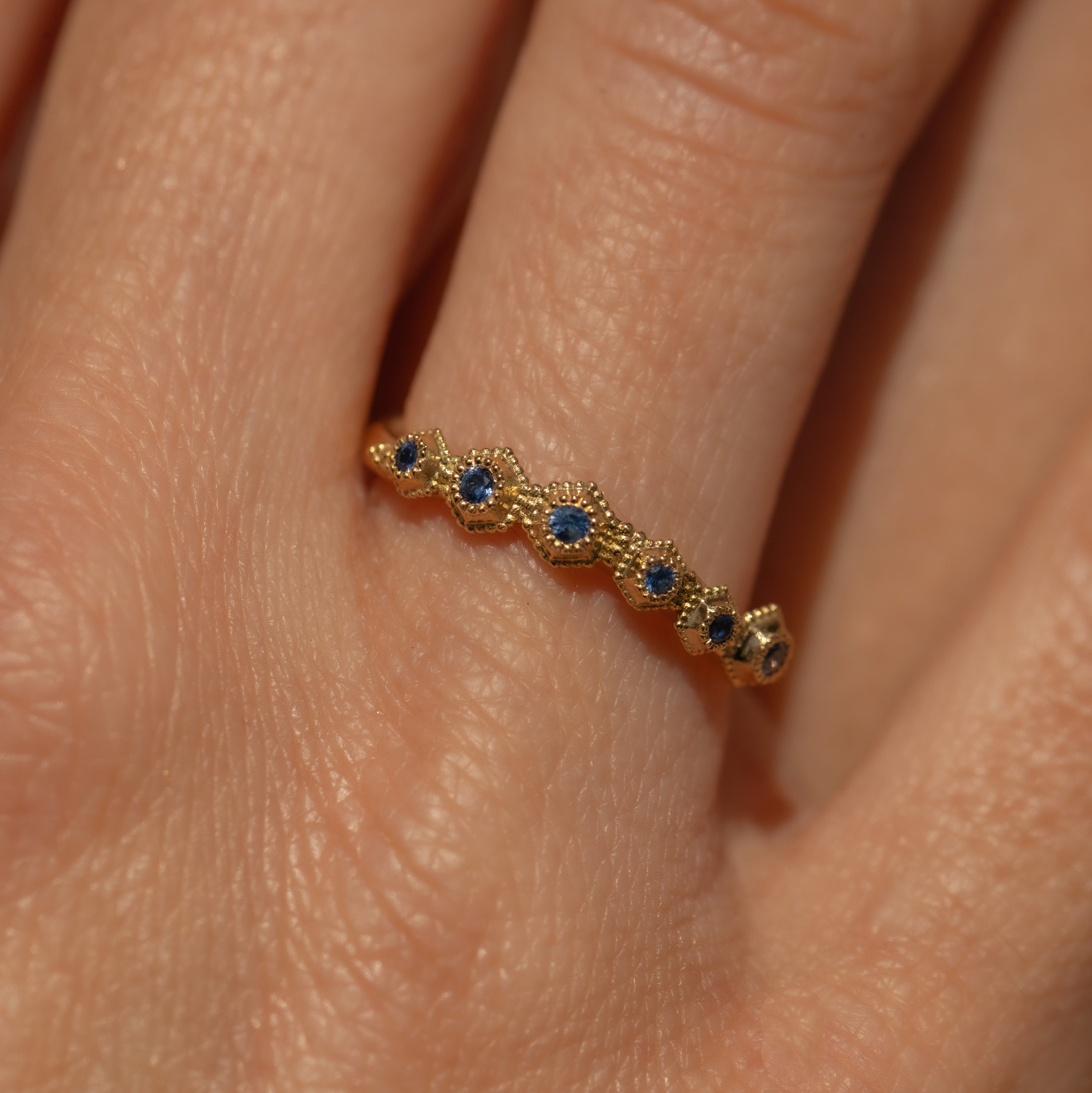 Bague Stellaire, Or, Saphirs bleus Intensité 1