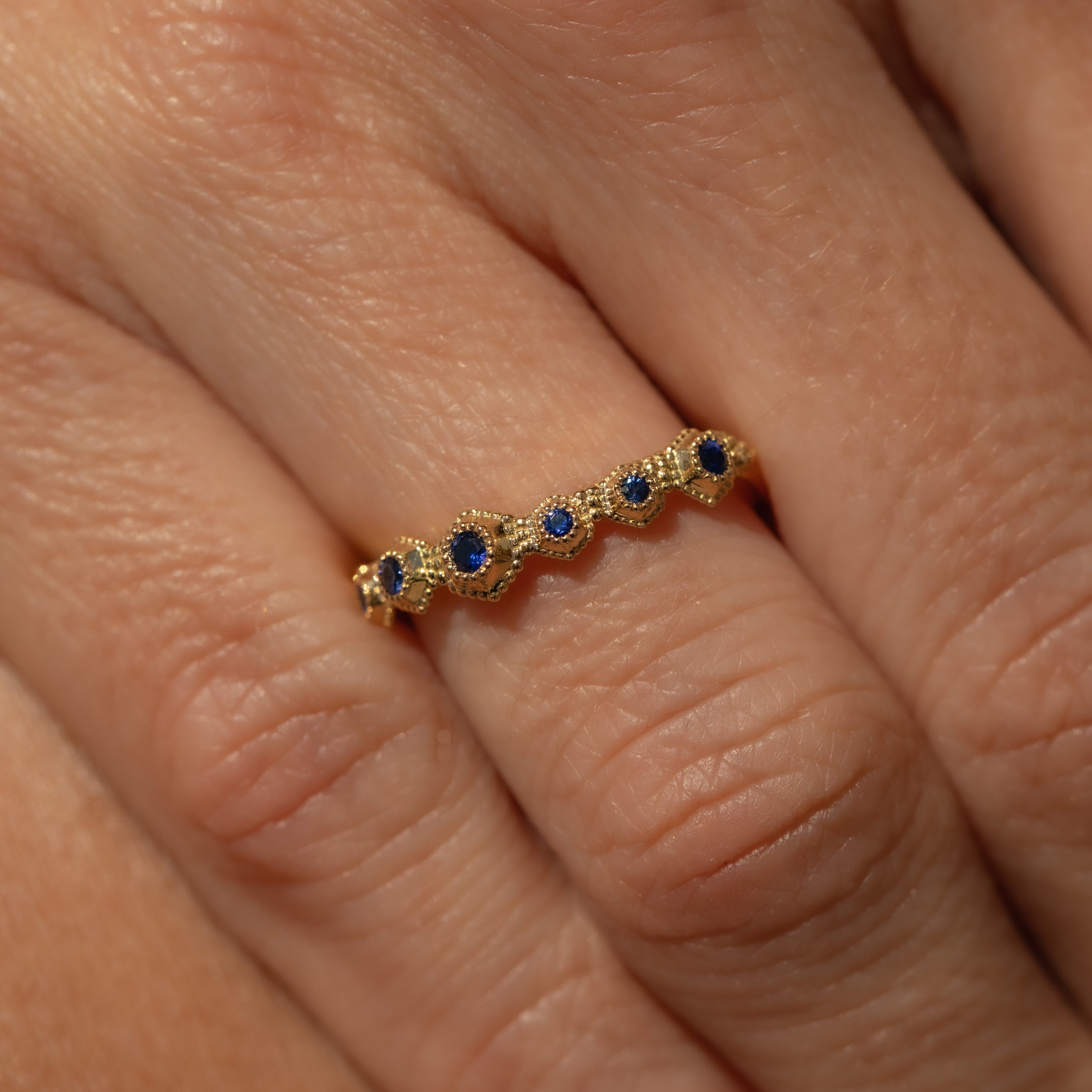 Bague Stellaire, Or, Saphirs bleus Intensité 2