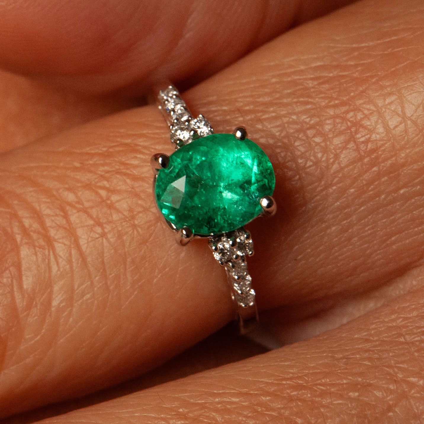 “Ada” White Gold Ring, emerald and diamonds