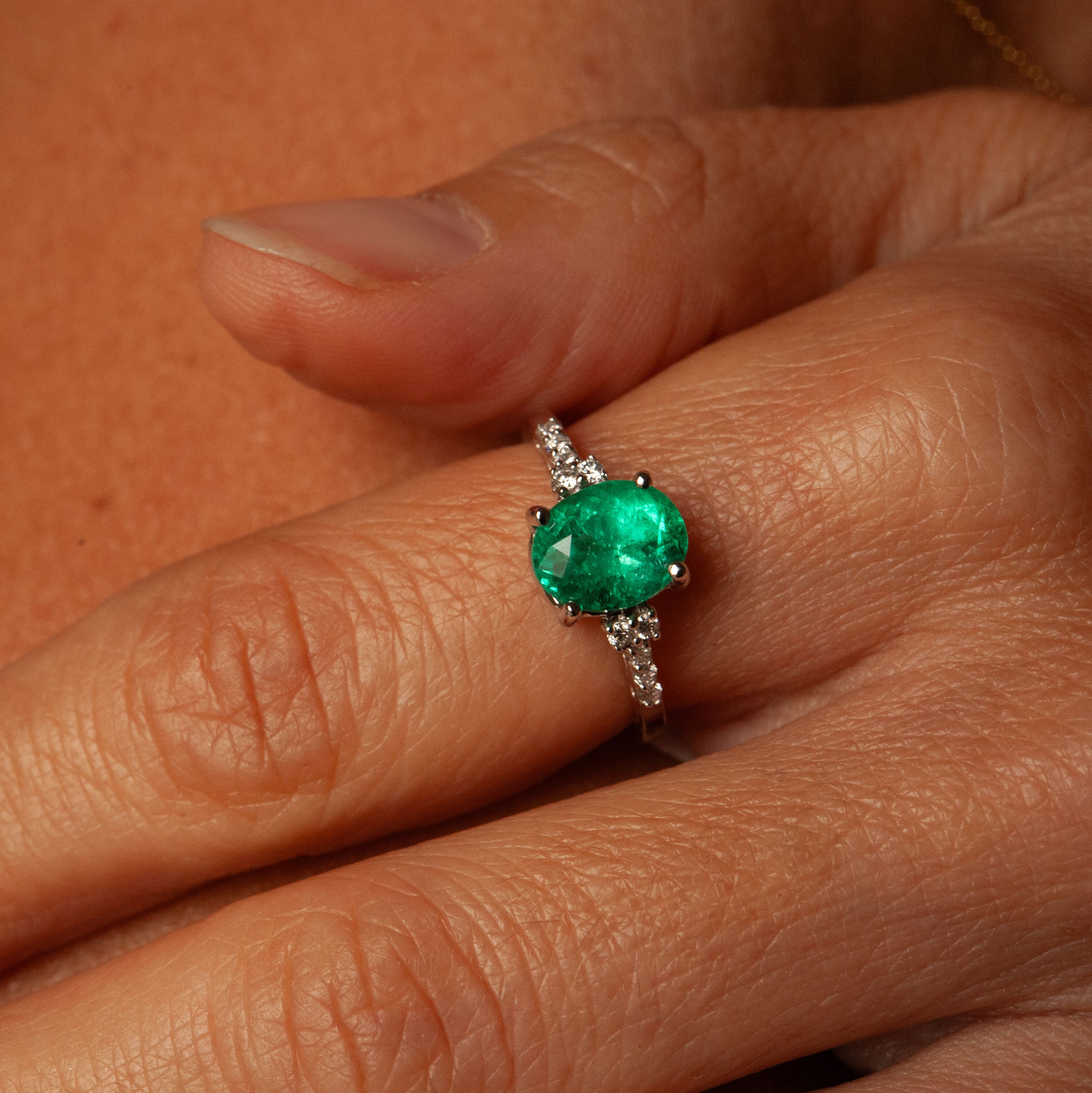 “Ada” White Gold Ring, emerald and diamonds