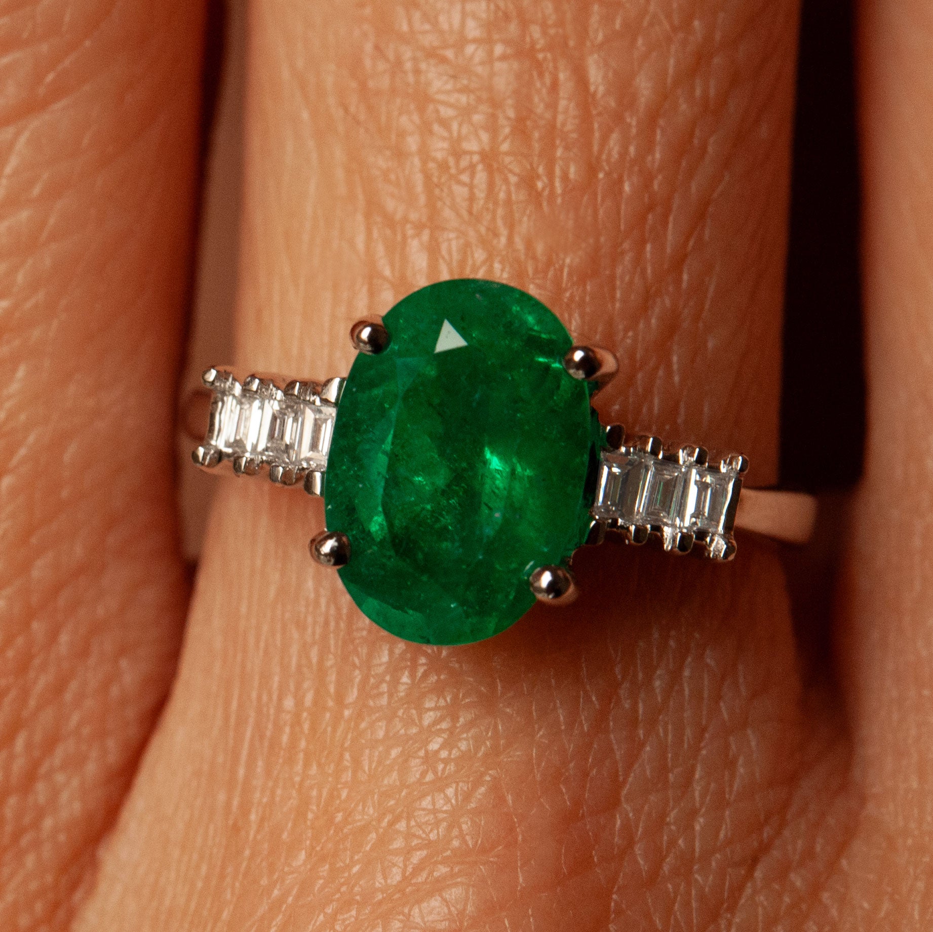 “Alexandra” White Gold Ring, emerald and diamonds
