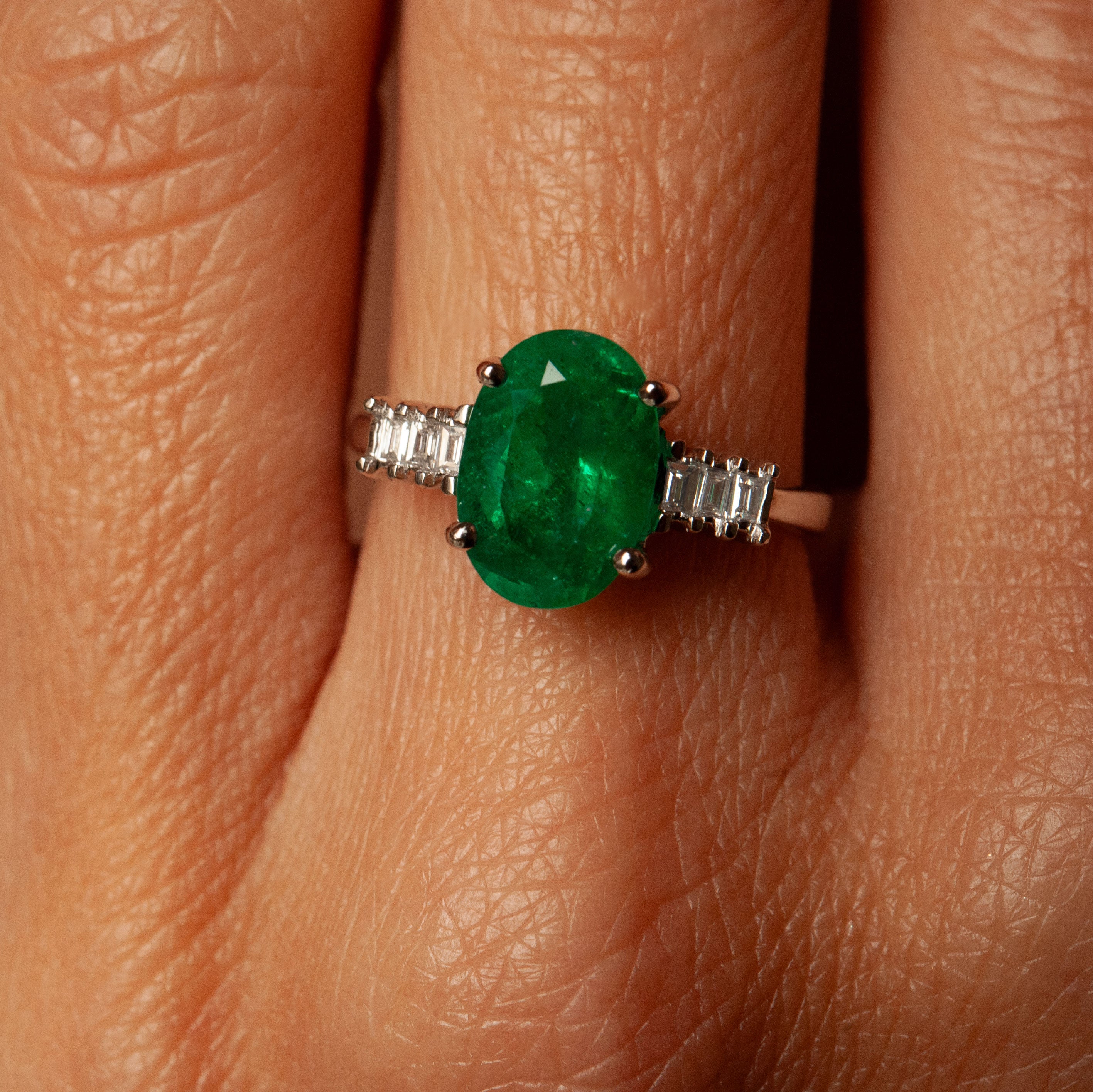 “Alexandra” White Gold Ring, emerald and diamonds