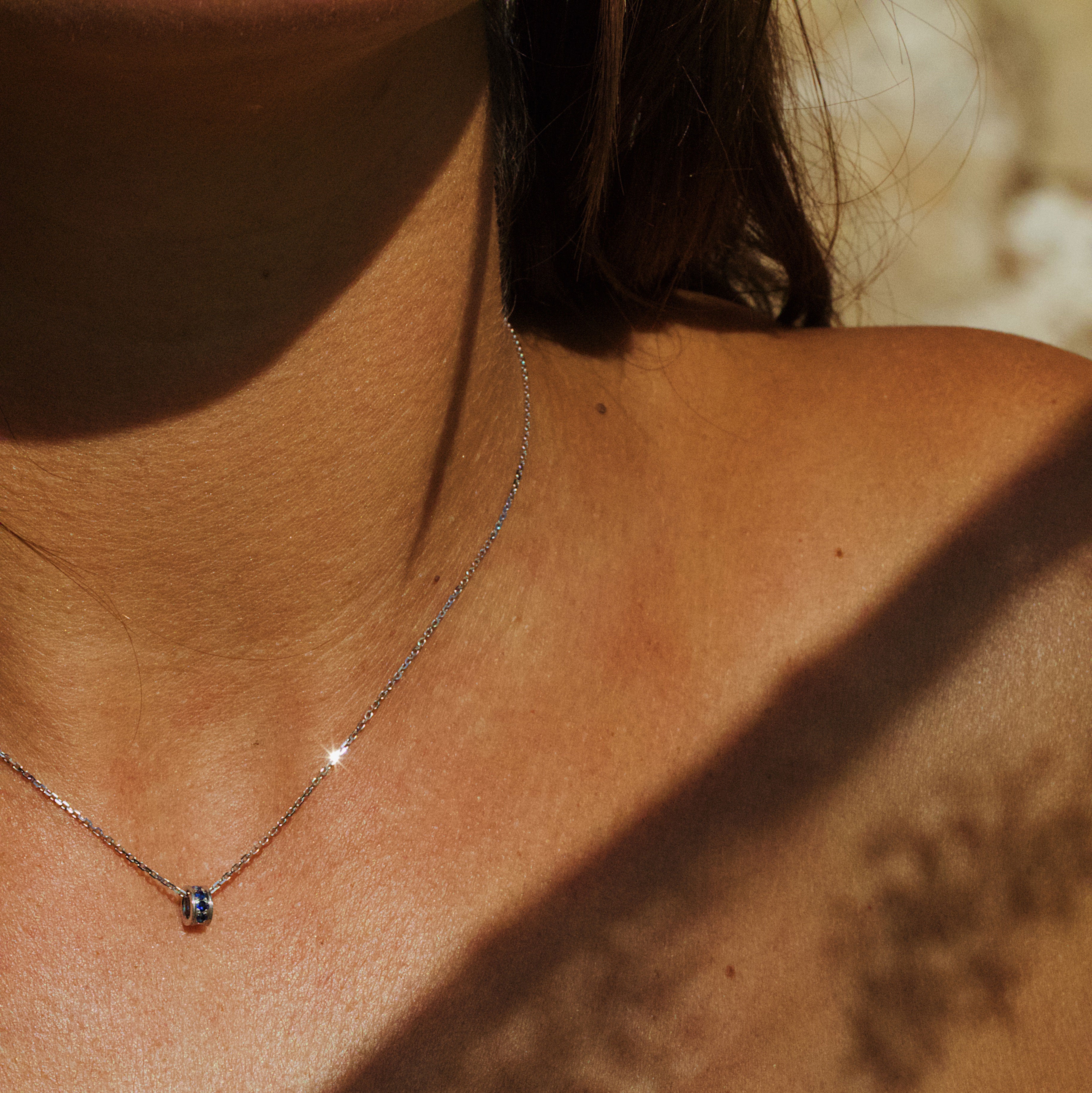 Collier “Gramme”, Or Gris Rhodié, Saphir Bleu