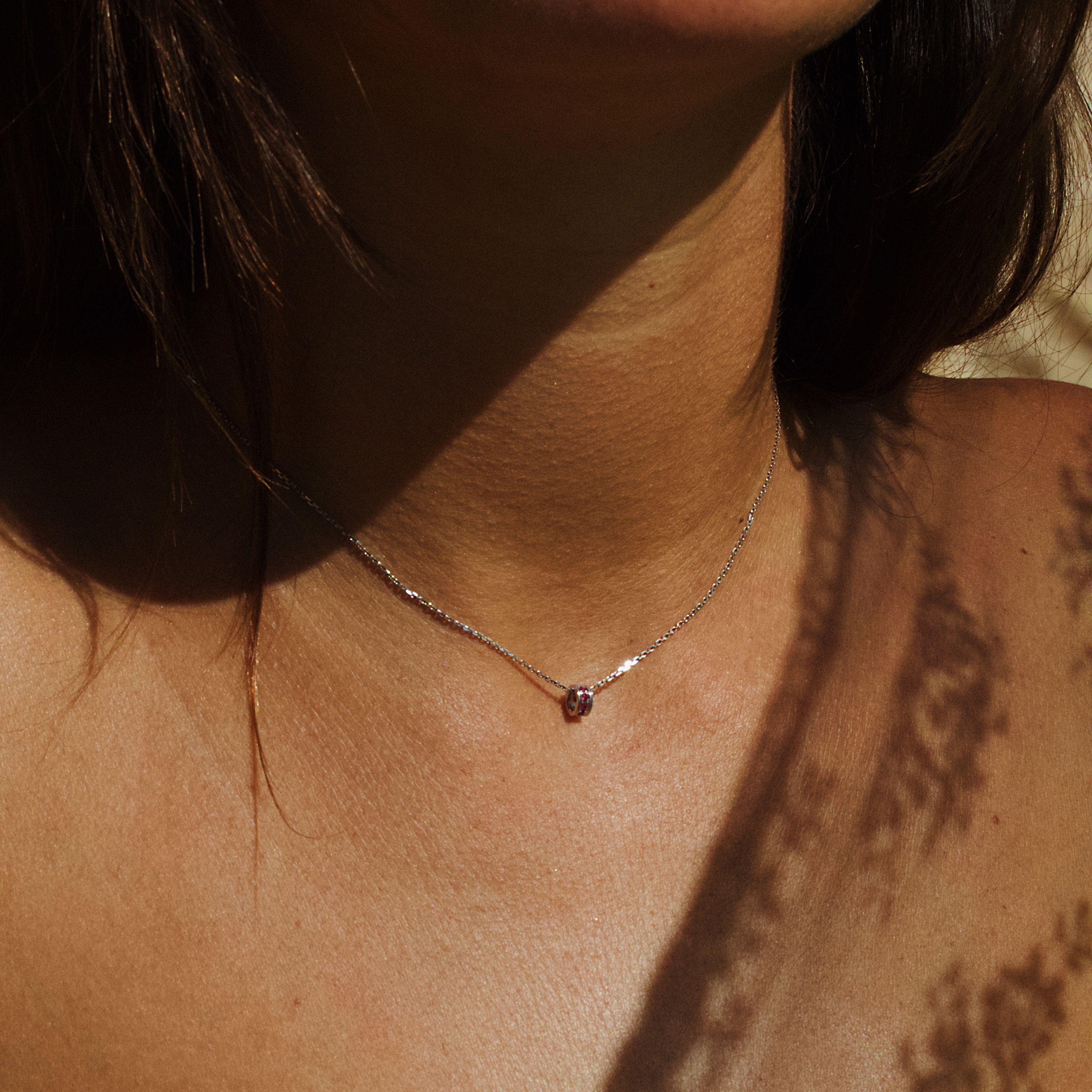Collier “Gramme”, Or Gris Rhodié, Saphir Rose