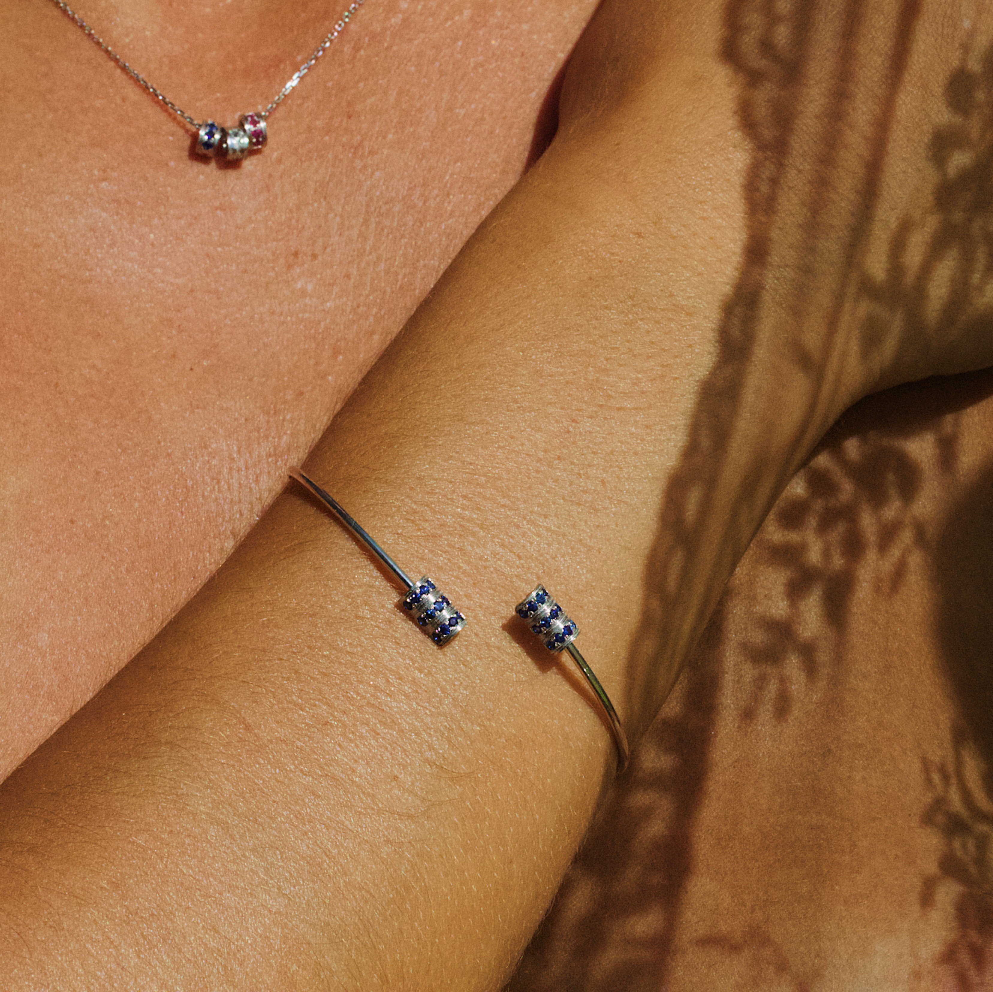 Bracelet jonc “Gramme”, Or Gris Rhodié, Saphir Bleu