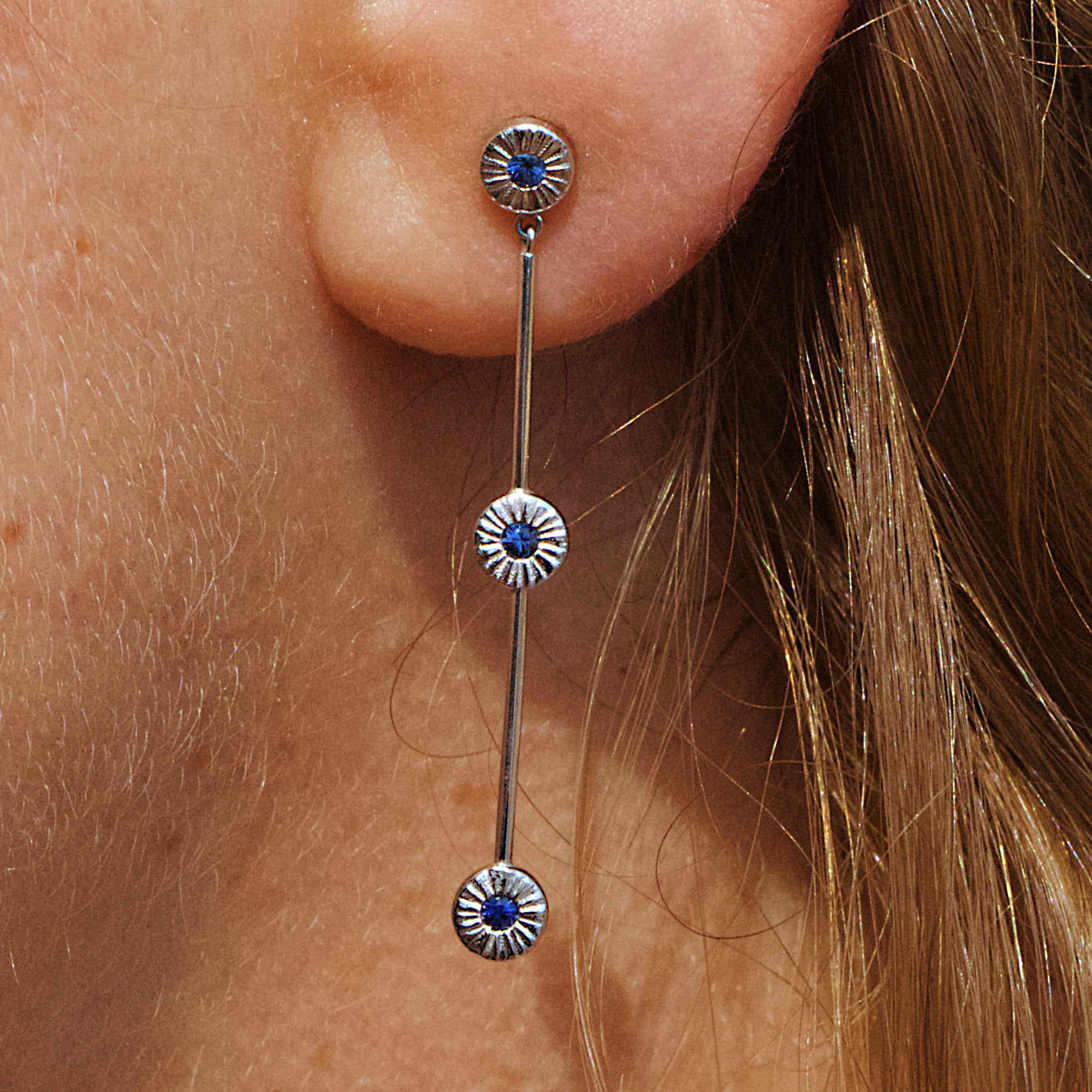 Boucles Majorette “Diatomée”, Or Gris Rhodié, Saphir Bleu