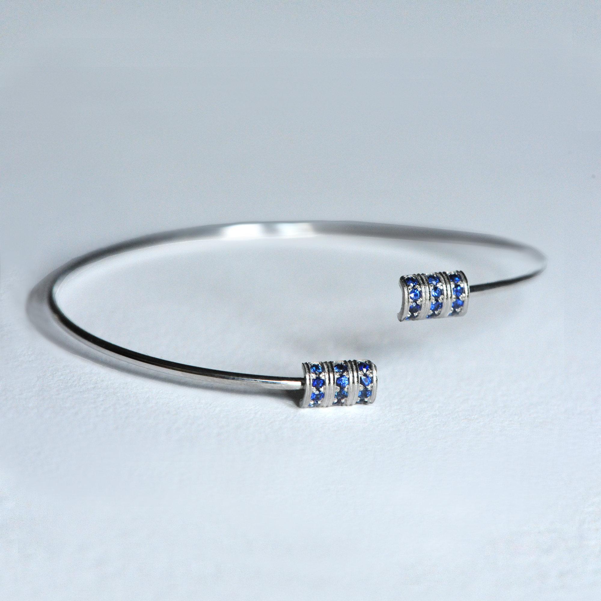 Bracelet jonc “Gramme”, Or Gris Rhodié, Saphir Bleu